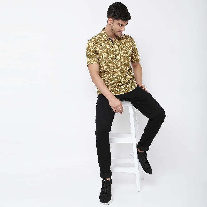 Men's Short - Sleeve Linen Casual Shirts in Light Khaki for a Breathable Summer OptionSlim Fit Floral Shirt Men's Short - Sleeve Linen Casual Shirts in Light Khaki for a Breathable Summer OptionSlim Fit Floral Shirt
