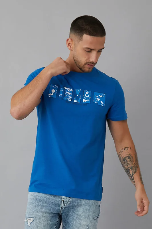 Men's Distressed Jeans with Patches for a Retro and DIY - Inspired AppearanceSplash Printed crew neck t-shirt in Admiral Men's Distressed Jeans with Patches for a Retro and DIY - Inspired AppearanceSplash Printed crew neck t-shirt in Admiral