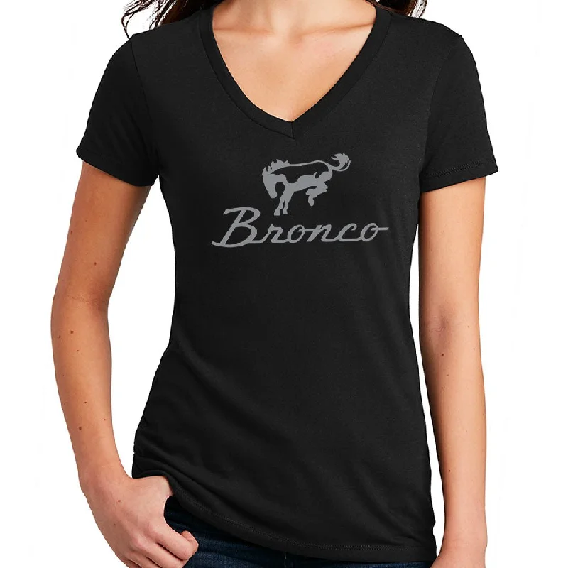 Men's polo t - shirts with a contrast collar for a preppy lookLadies Ford Bronco Script V-Neck - Black Men's polo t - shirts with a contrast collar for a preppy lookLadies Ford Bronco Script V-Neck - Black