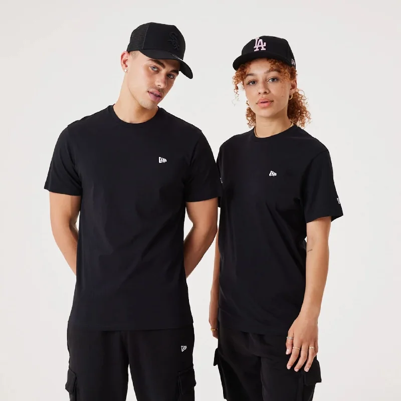 Men's polo t - shirts with a contrast collar for a preppy lookNew Era Essential Black T-Shirt Men's polo t - shirts with a contrast collar for a preppy lookNew Era Essential Black T-Shirt